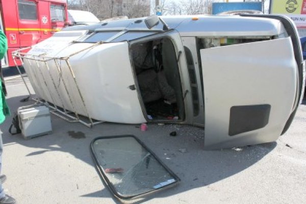O autoutilitară s-a răsturnat pe Podul de la Butelii